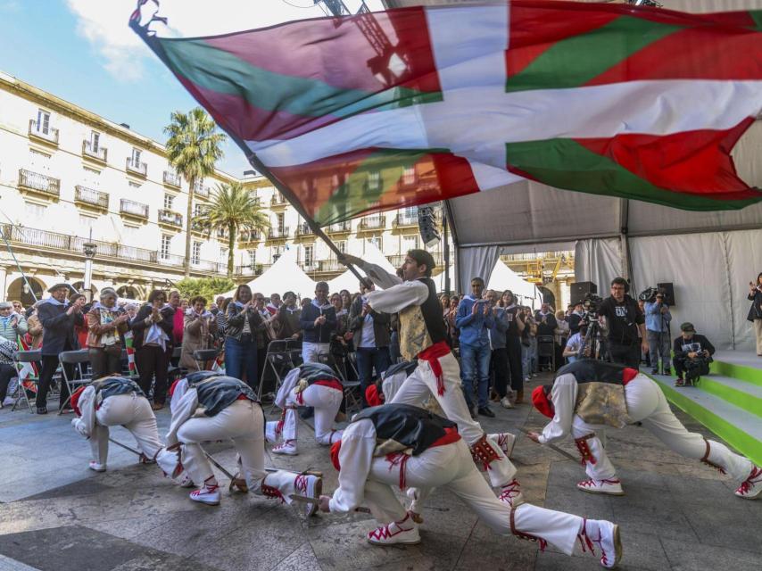 Dantzaris en el Aberri Eguna (día de la patria vasca).