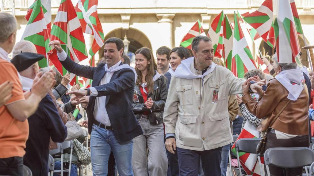 El lehendakari, Imanol Pradales, y el presidente del PNV, Aitor Esteban, a su llegada a la celebración del Aberri Eguna (día de la Patria Vasca).