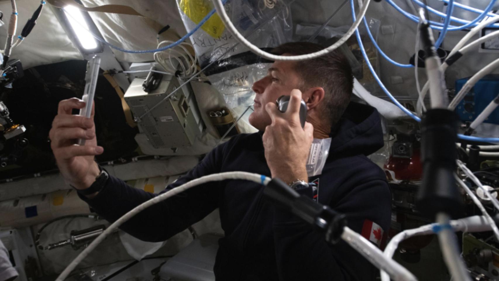 El astronauta Jeremy Hansen se asea antes de sobrevolar la Luna