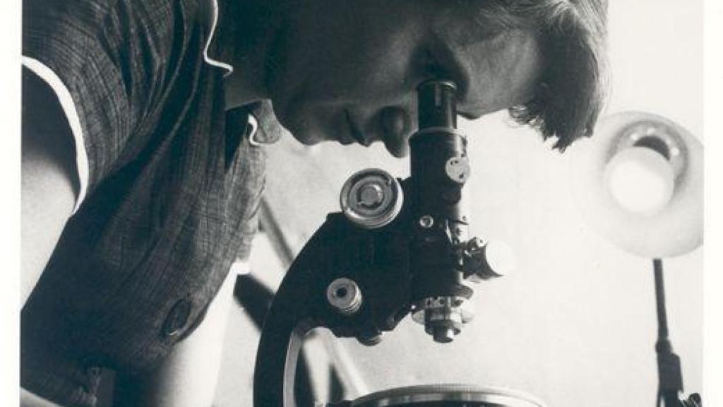 Rosalind Franklin con su microscopio en 1955.