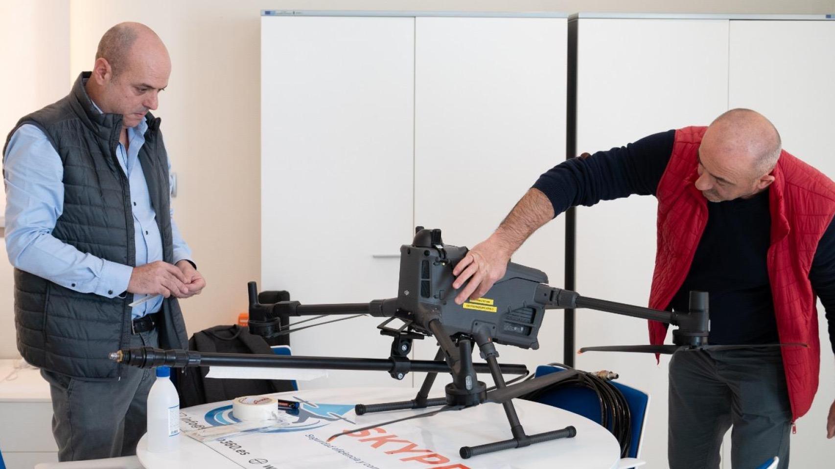 Luis Durán y Ferenc Stefan, fundadores de Skypro 360, con uno de los drones.