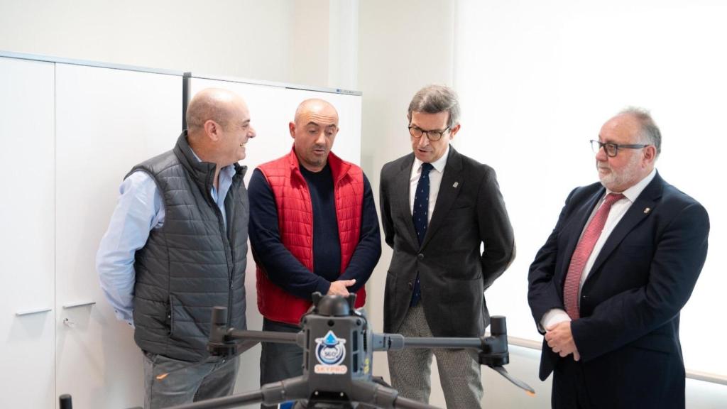 Los creadores de esta startup atendiendo una visita del consejero de Industria, Jorge Paradela.