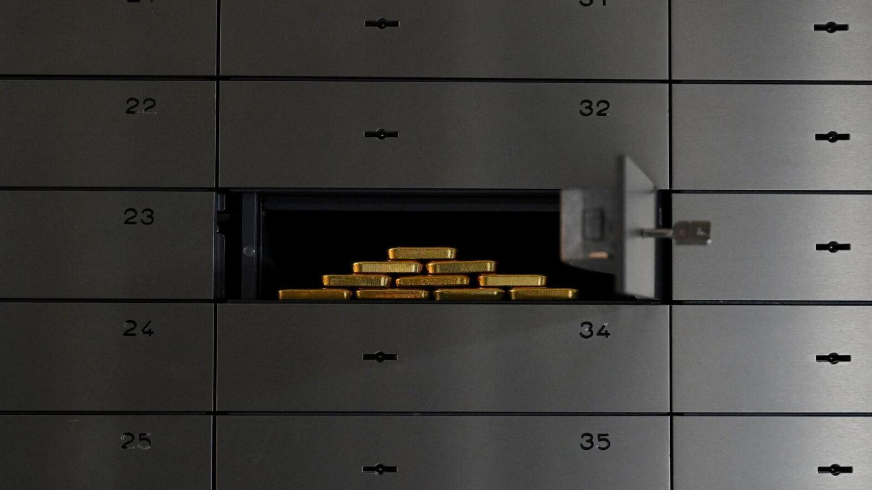 Lingotes de oro de distintos valores se almacenan en una caja fuerte en Múnich, Alemania.