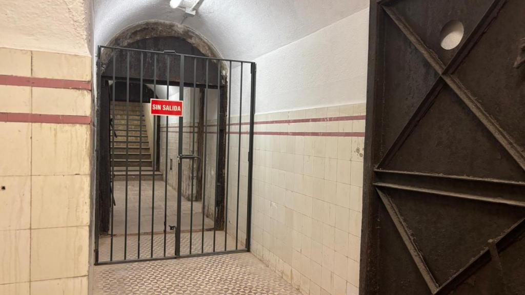 El refugio está ubicado en el barrio de la Alameda de Osuna del distrito de Barajas