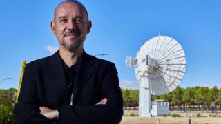 César Arza, junto a la antena del Centro Espacial INTA-Torrejón que se utiliza en la misión CHEOPS