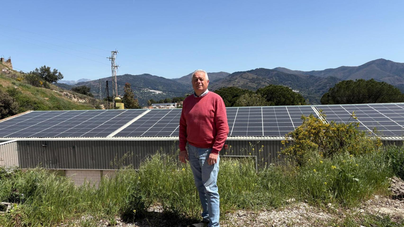 El alcalde deBenarrabá, Silvestre Barroso, delante de uno de los dos huertos solares propios que darán electricidad al pueblo.