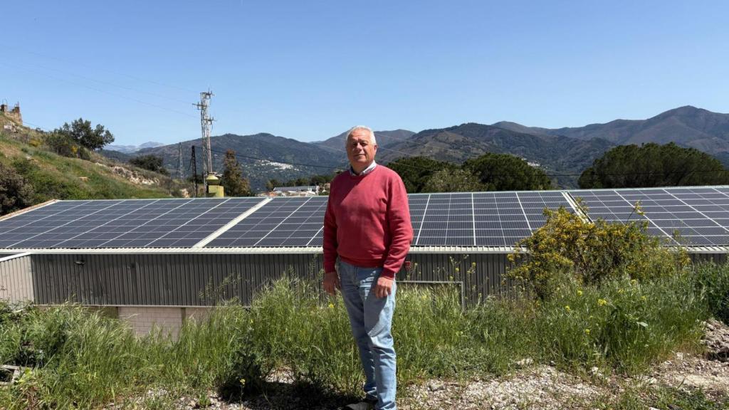 El alcalde deBenarrabá, Silvestre Barroso, delante de uno de los dos huertos solares propios que darán electricidad al pueblo.