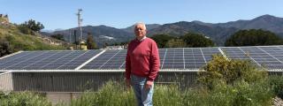 El alcalde deBenarrabá, Silvestre Barroso, delante de uno de los dos huertos solares propios que darán electricidad al pueblo.