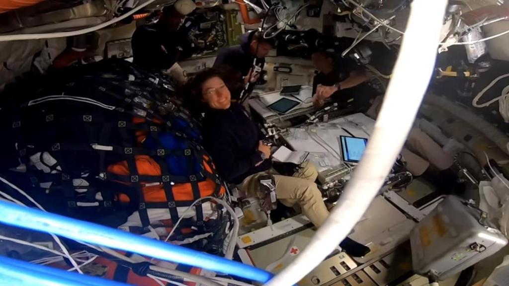 Tripulación de Artemis tras romper el récord de Apolo 13