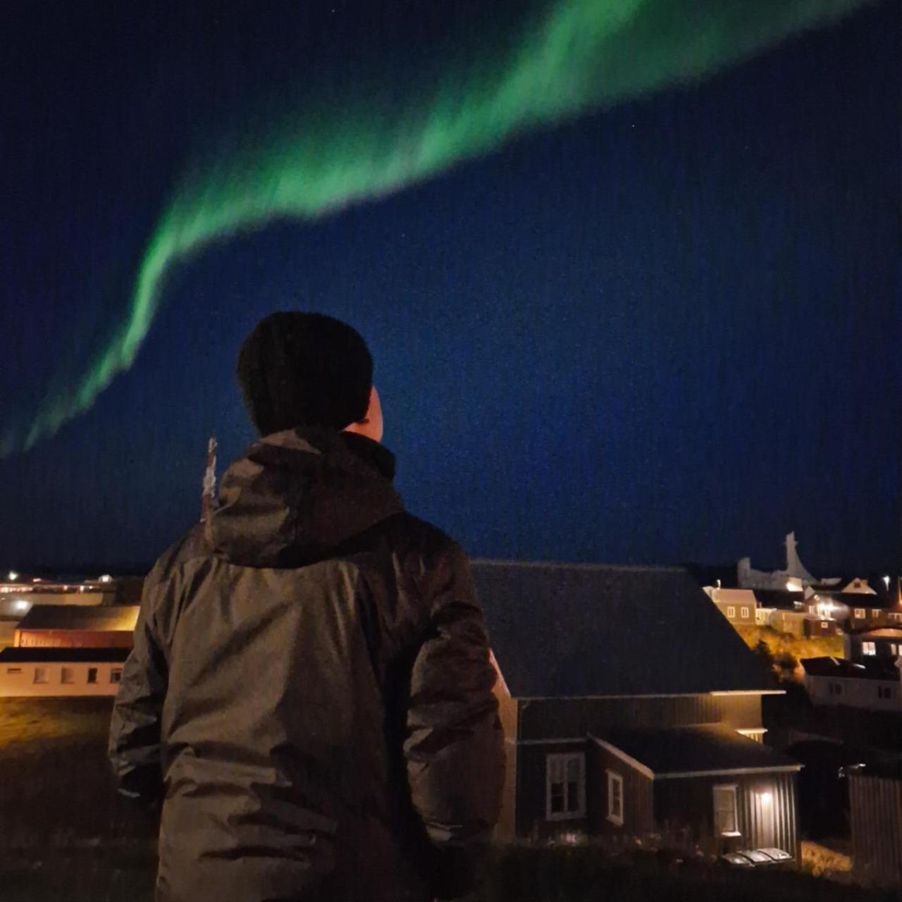 César Arza observando una aurora boreal en Islandia en el año 2022.