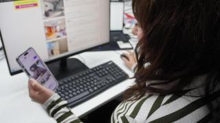 Una joven buscando vivienda en portales inmobiliarios.