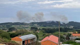 Imagen de los dos incendios juntos a media tarde.