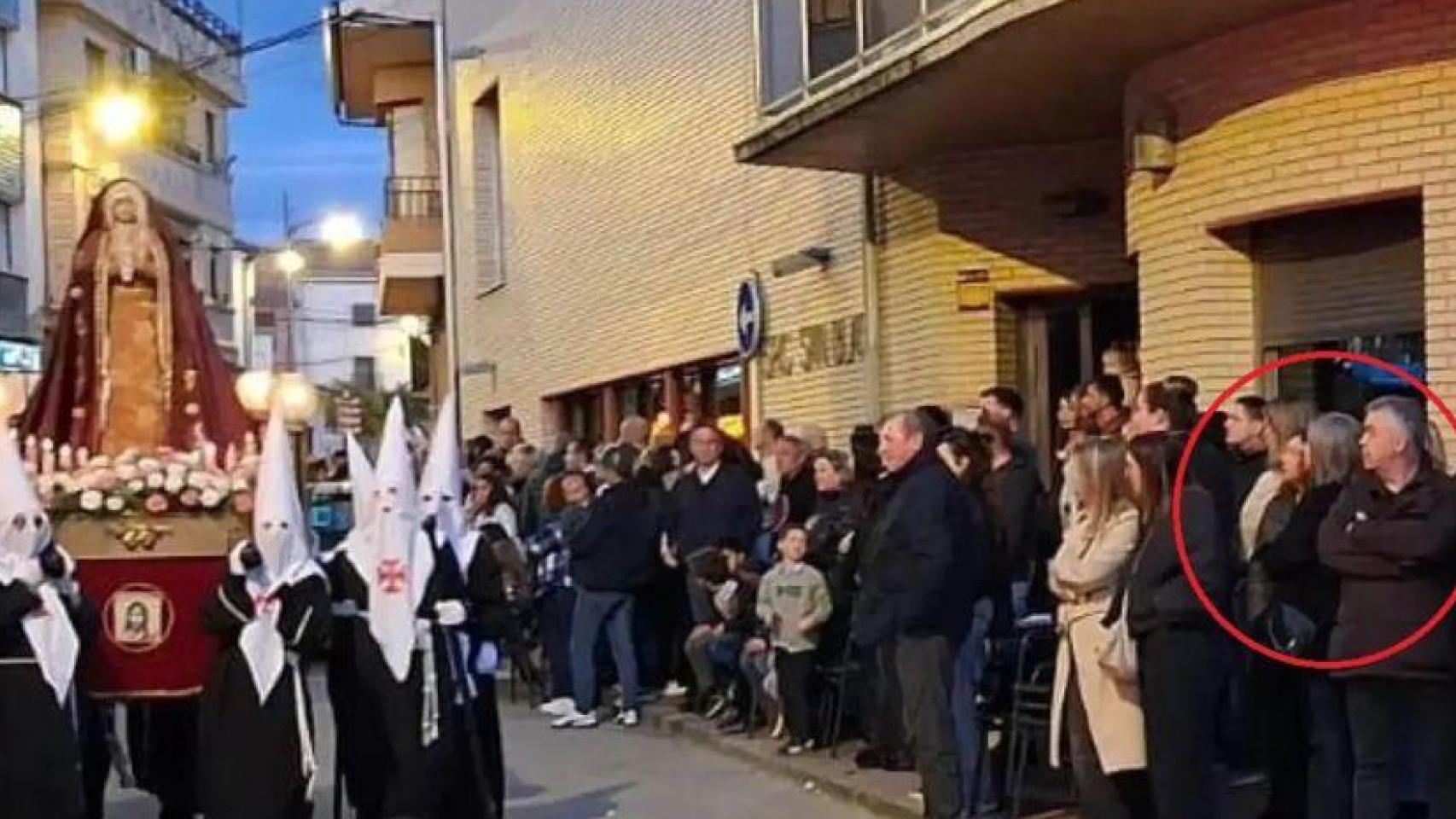 Paqui Muñoz y Santos Cerdán, durante la procesión del Viernes Santos en Milagro.