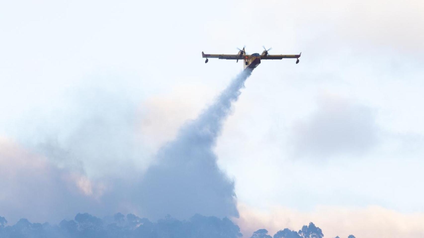 El avión Canadair del Ejército del Aire en plena extinción.