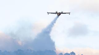 El avión Canadair del Ejército del Aire en plena extinción.