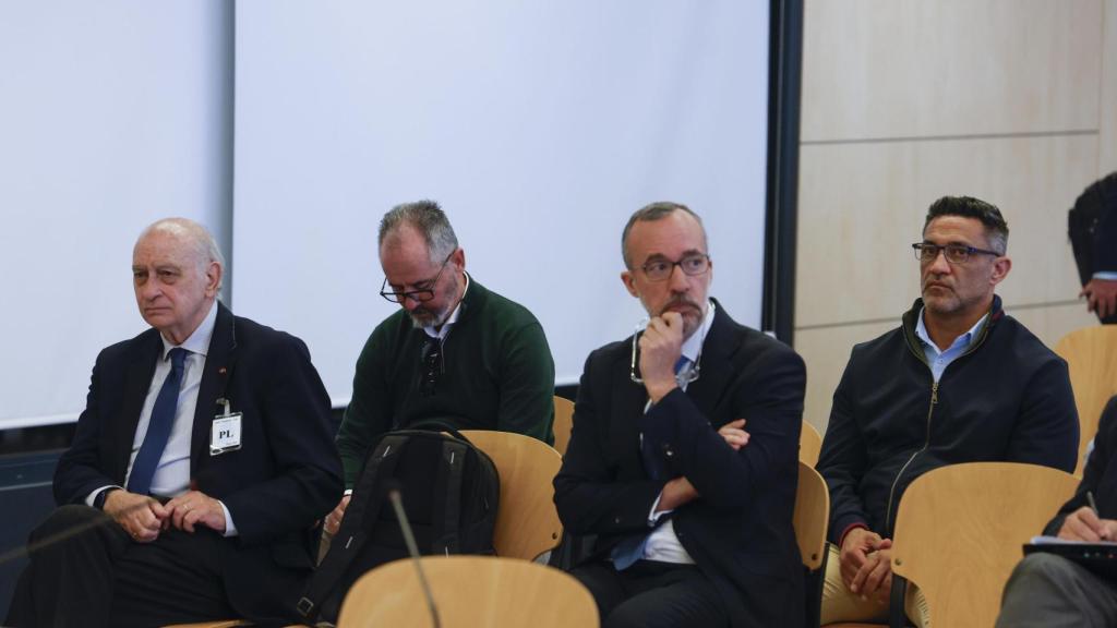 El exministro Jorge Fernández Díaz (i) y su antiguo 'número dos', Francisco Martínez, en el primer día de juicio. Tras ellos, Sergio Ríos, antiguo chófer de Bárcenas.