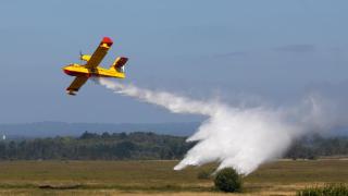El avión Canadair del Ejército del Aire actuando en una descarga.