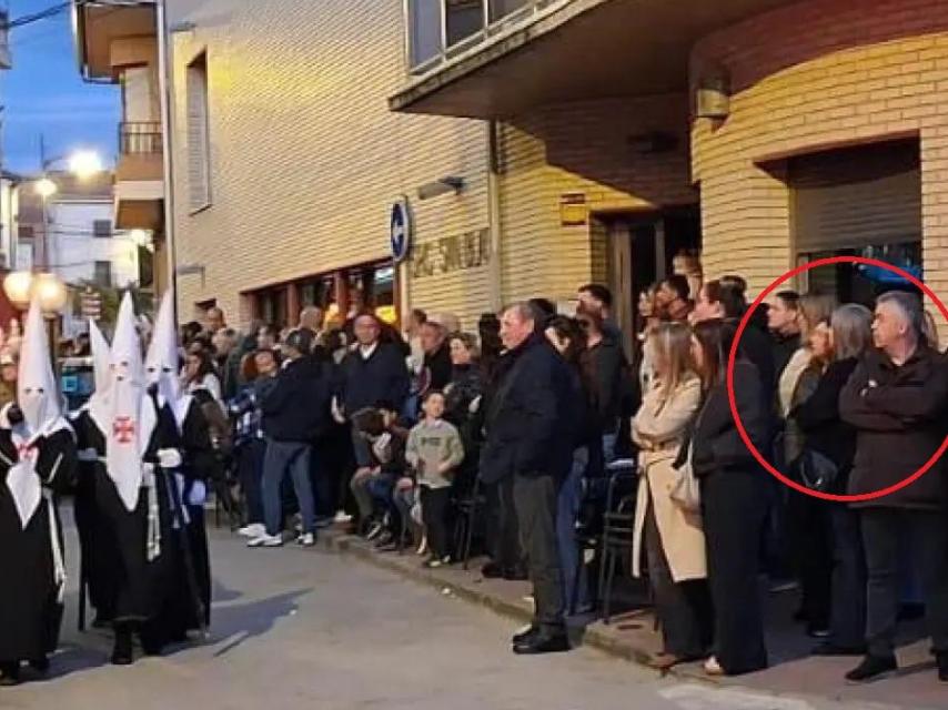 Francisca Muñoz con abrigo negro, junto a Santos Cerdán, en la esquina derecha de foto asiste a la procesión.