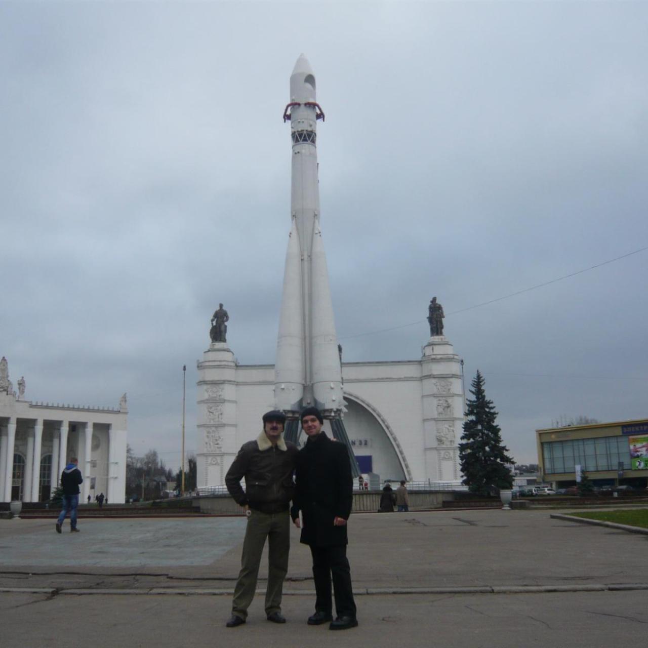 César, posando con la réplica del cohete Vostok que llevó a Gagarin al espacio, en el Museo de la Astronáutica de Moscú.
