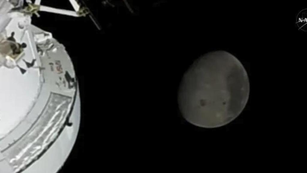 Cápsula Orion y la Luna