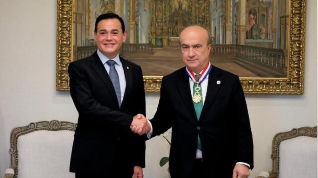 Mariano Jabonero al recibir el premio Don José Falcón.