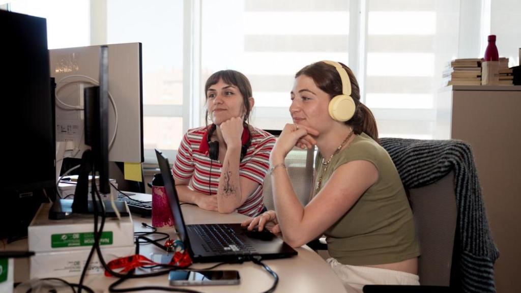 Eva Calzadilla Thery junto a Raquel Sáez, realizadora de vídeo en EL ESPAÑOL.