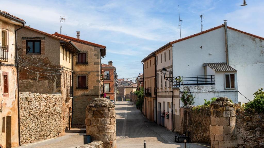 Una calle con encanto en San Millán de la Cogolla, La Rioja, España