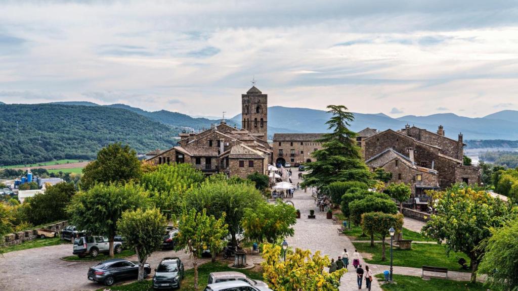 Panorámica de la villa medieval de Aínsa, en Huesca.