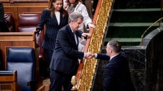 Alberto Núñez Feijóo, presidente del PP, saluda al líder de Vox, Santiago Abascal, en su última imagen juntos en el Congreso.