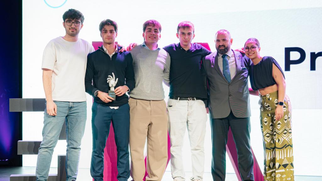 El equipo de WeAgain al momento de recibir del premio de OdiseIA 2026.