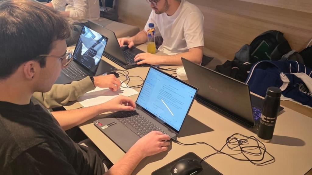 El equipo de WeAgain trabajando en el hackathon.