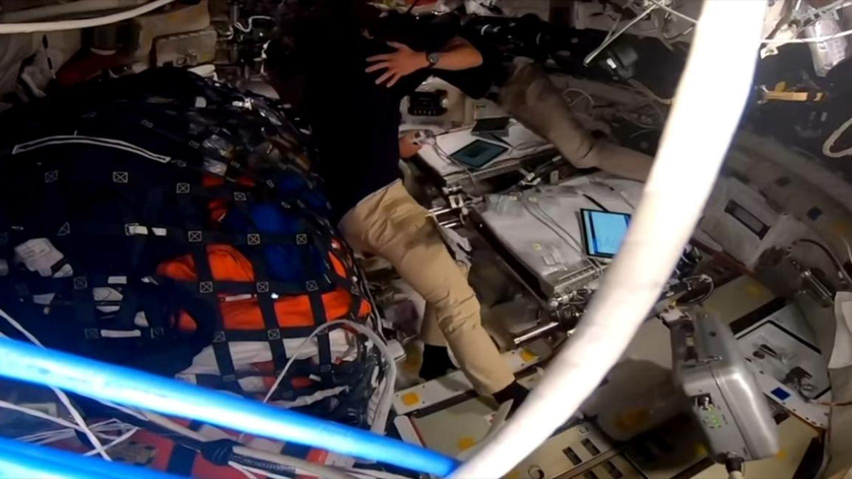 vuela sobre el lado oculto de la Luna y lleva al ser humano más lejos que nunca en el espacio