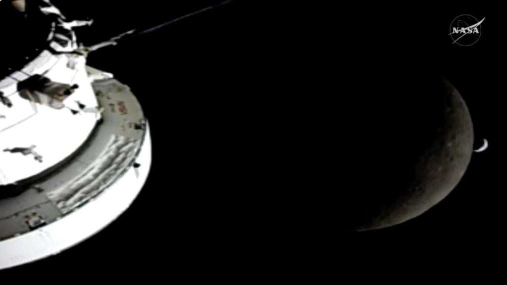 La Luna tapa a la Tierra