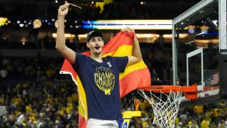 Aday Mara celebra su triunfo en la NCAA.