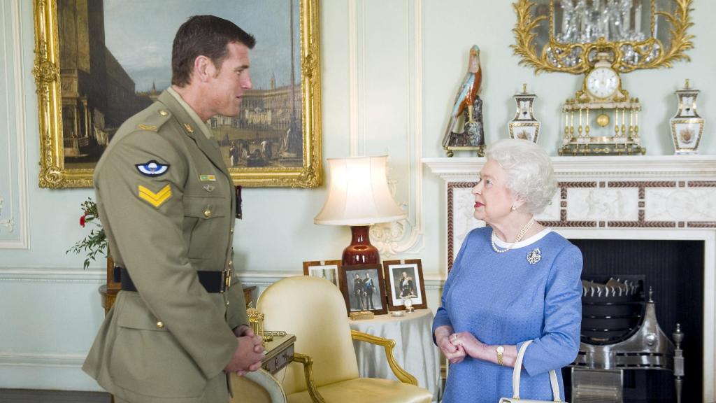 Ben Roberts-Smith durante una audiencia en el palacio de Buckingham con la reina Isabel II.
