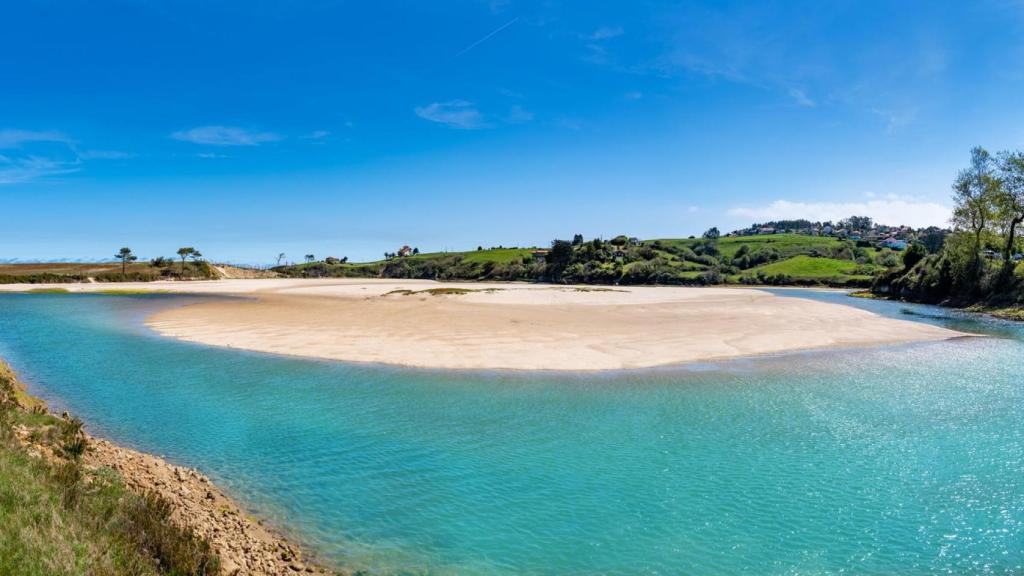 Playa fluvial de la Ría Capitán, en el Parque Natural de Oyambre (Cantabria).