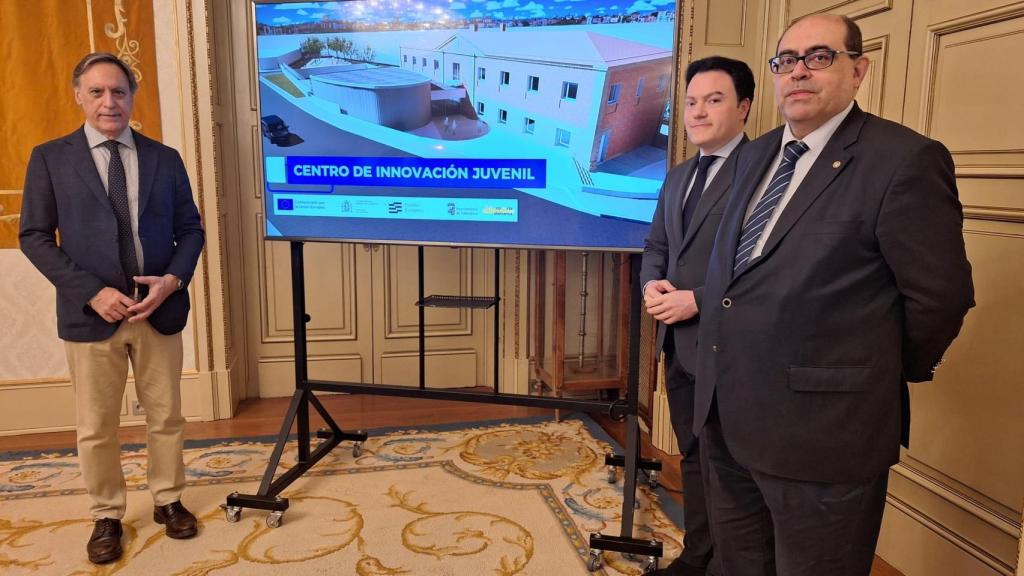 El alcalde de Salamanca, Carlos García Carbayo, junto a sus concejales Fernando Rodríguez y Pedro Martínez durante el acto de presentación.