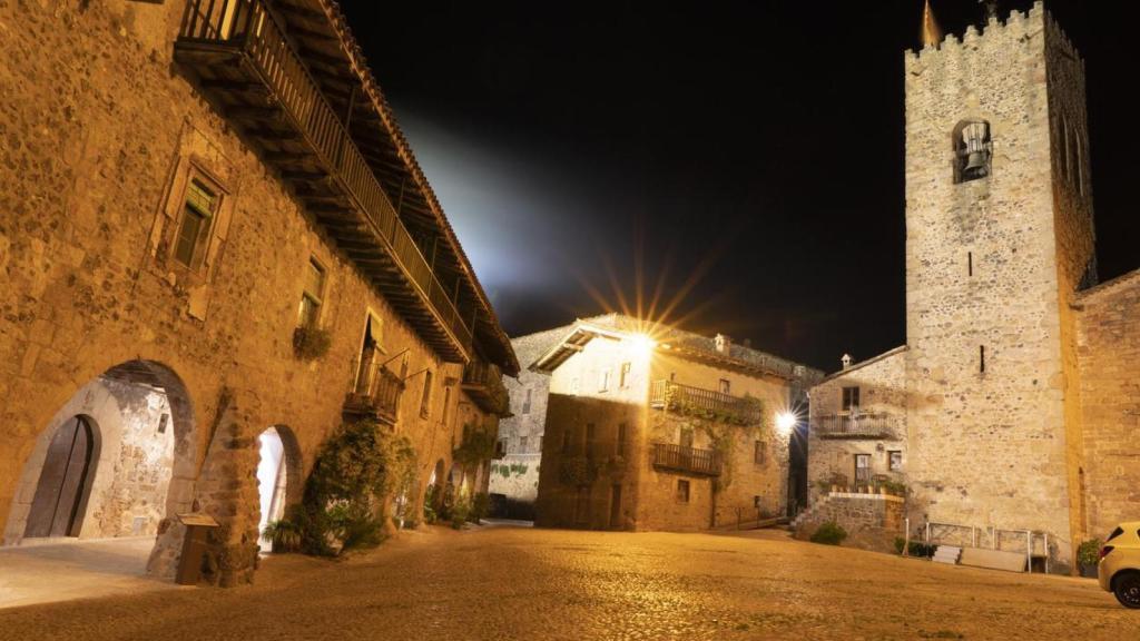 Imagen de las calles de Santa Pau, Girona.