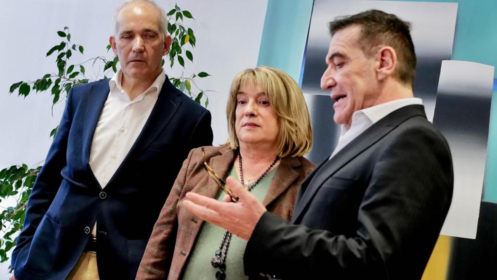 Tomasa Hernández, consejera de Educación, junto a otros responsables del Departamento