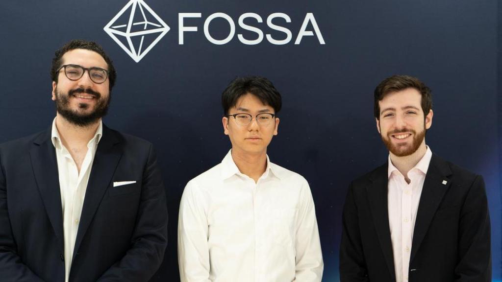 Los cofundadores de la startup española con el representante de Kanematsu Corporation.