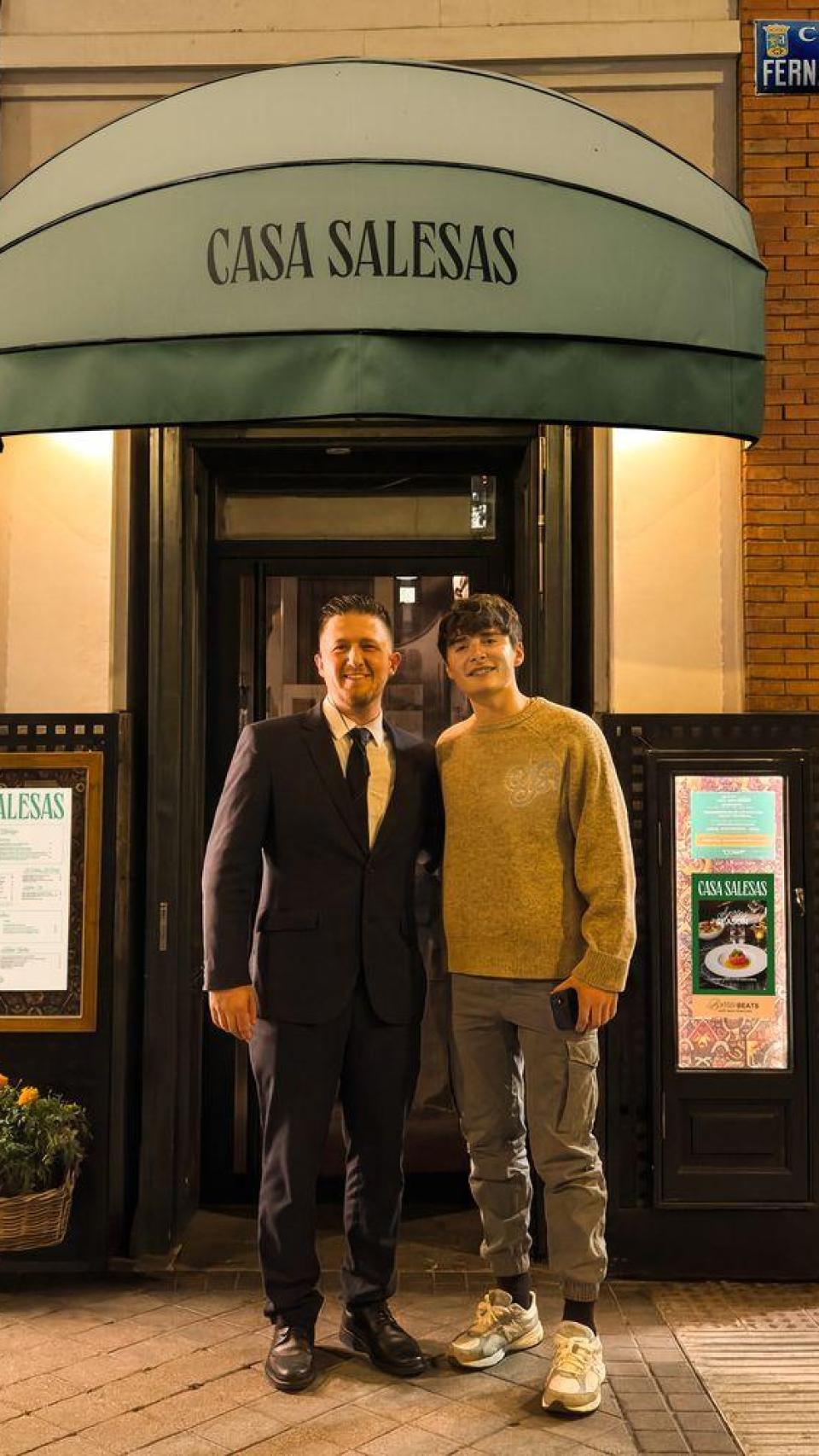 El actor, posando a las puertas del restaurante, en Madrid.