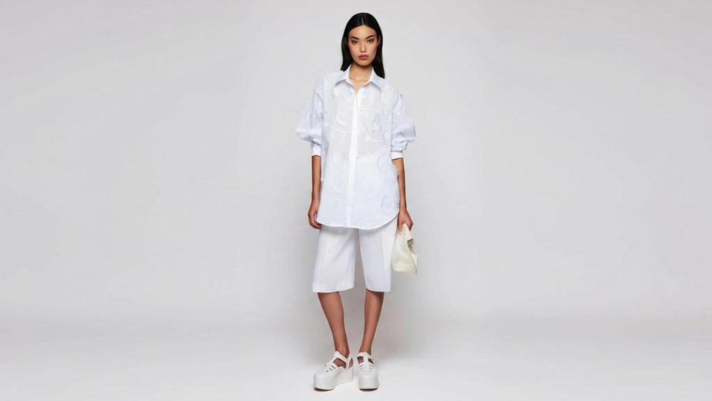 Uno de los looks de Mirto, con su blusa estrella.