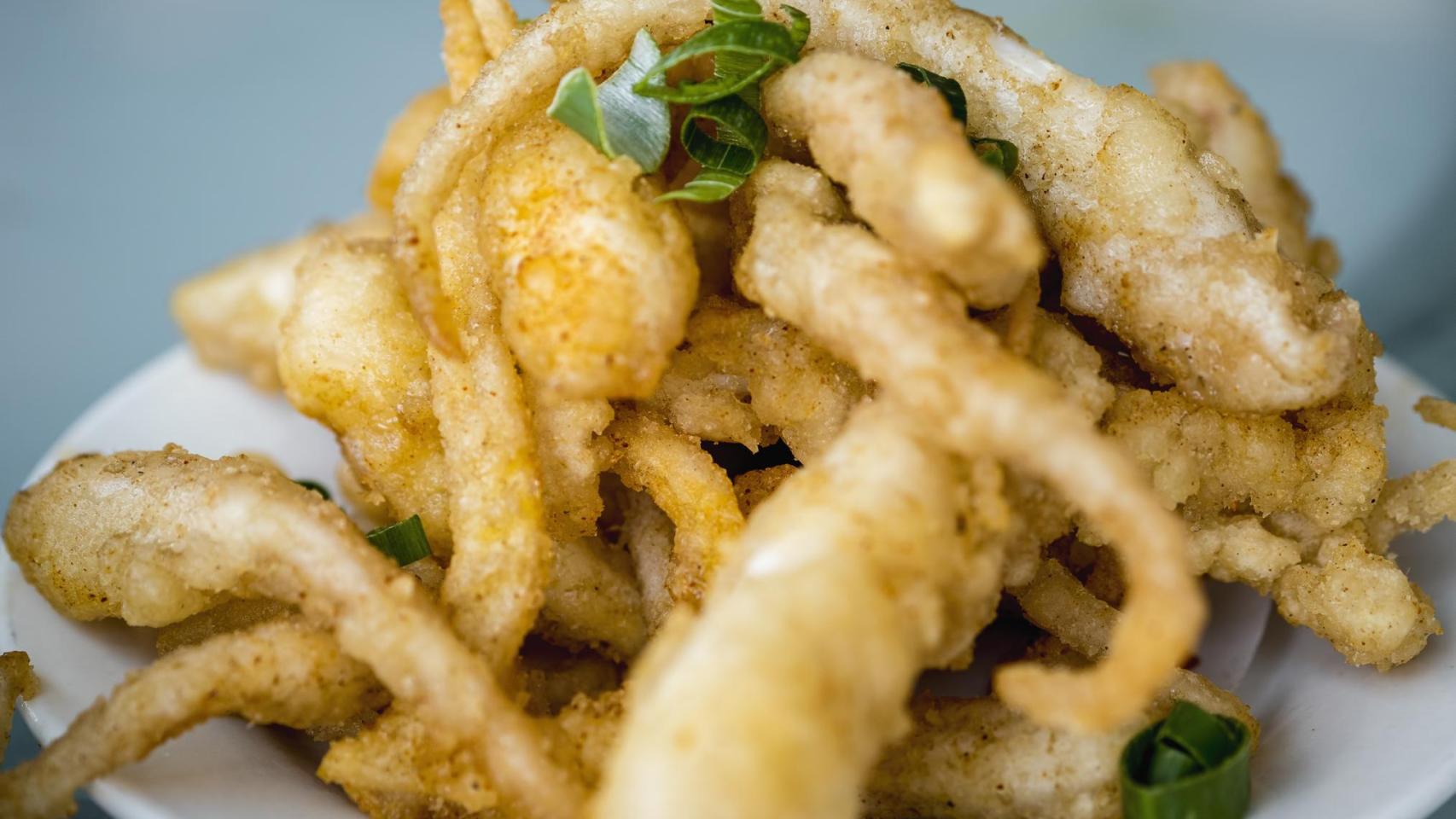Unos calamares fritos crujientes.