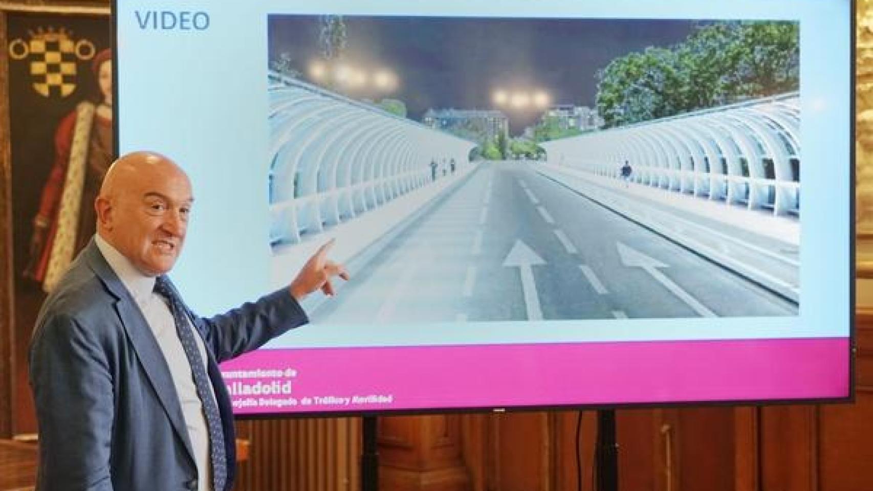 El alcalde de Valladolid, Jesús Julio Carnero, presentando el proyecto de ejecución de obras para el Puente de Poniente.