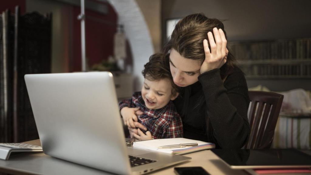 Imagen de ilustración de una madre trabajando con su hijo.