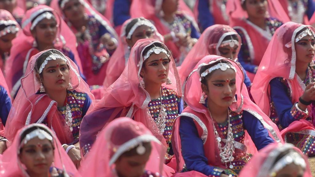 Un grupo de niñas participan en un acto estatal del Día de la República en  Nueva Delhi, India.