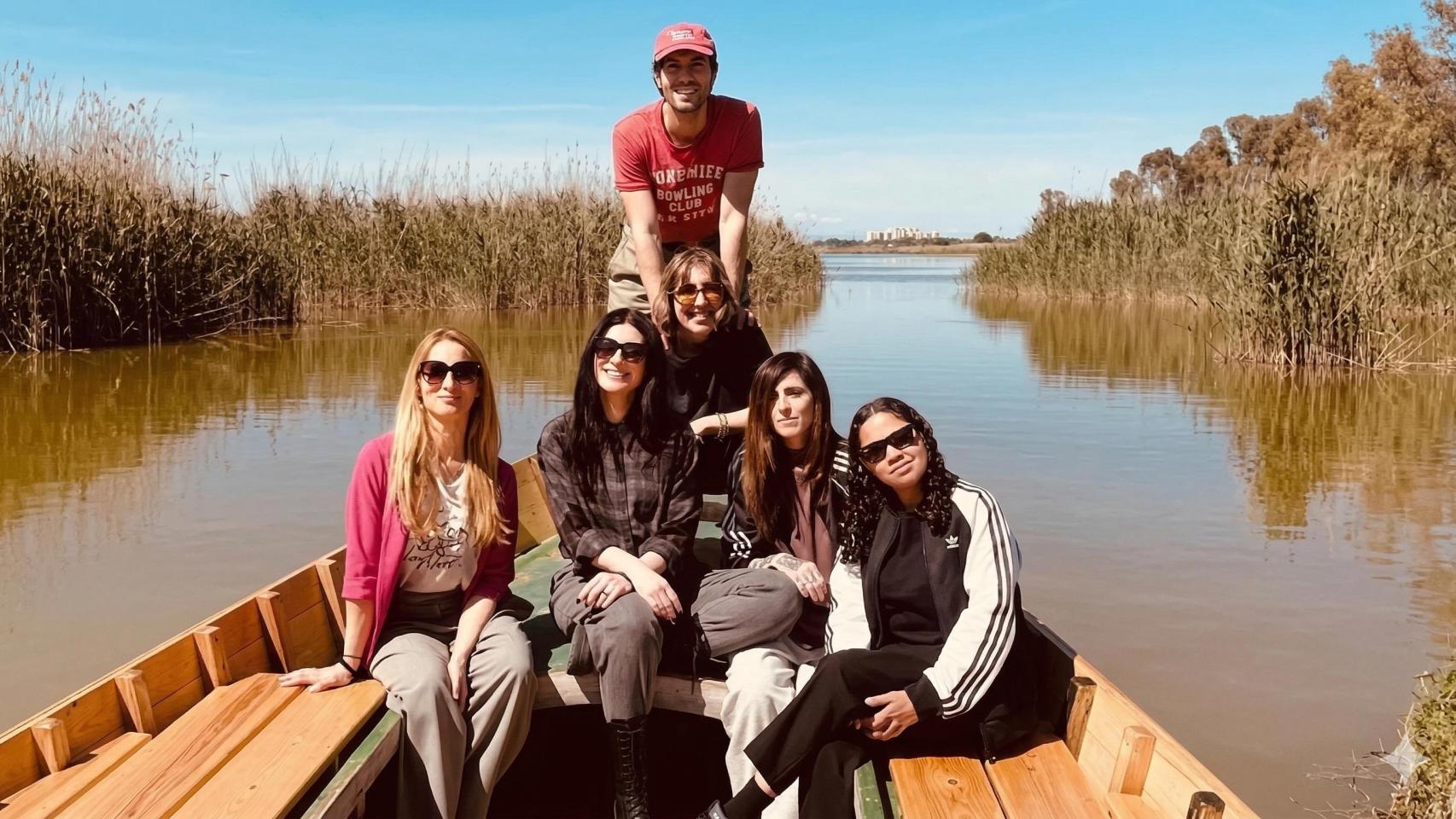 Laura Pausini en una barca en la Albufera de Valencia.