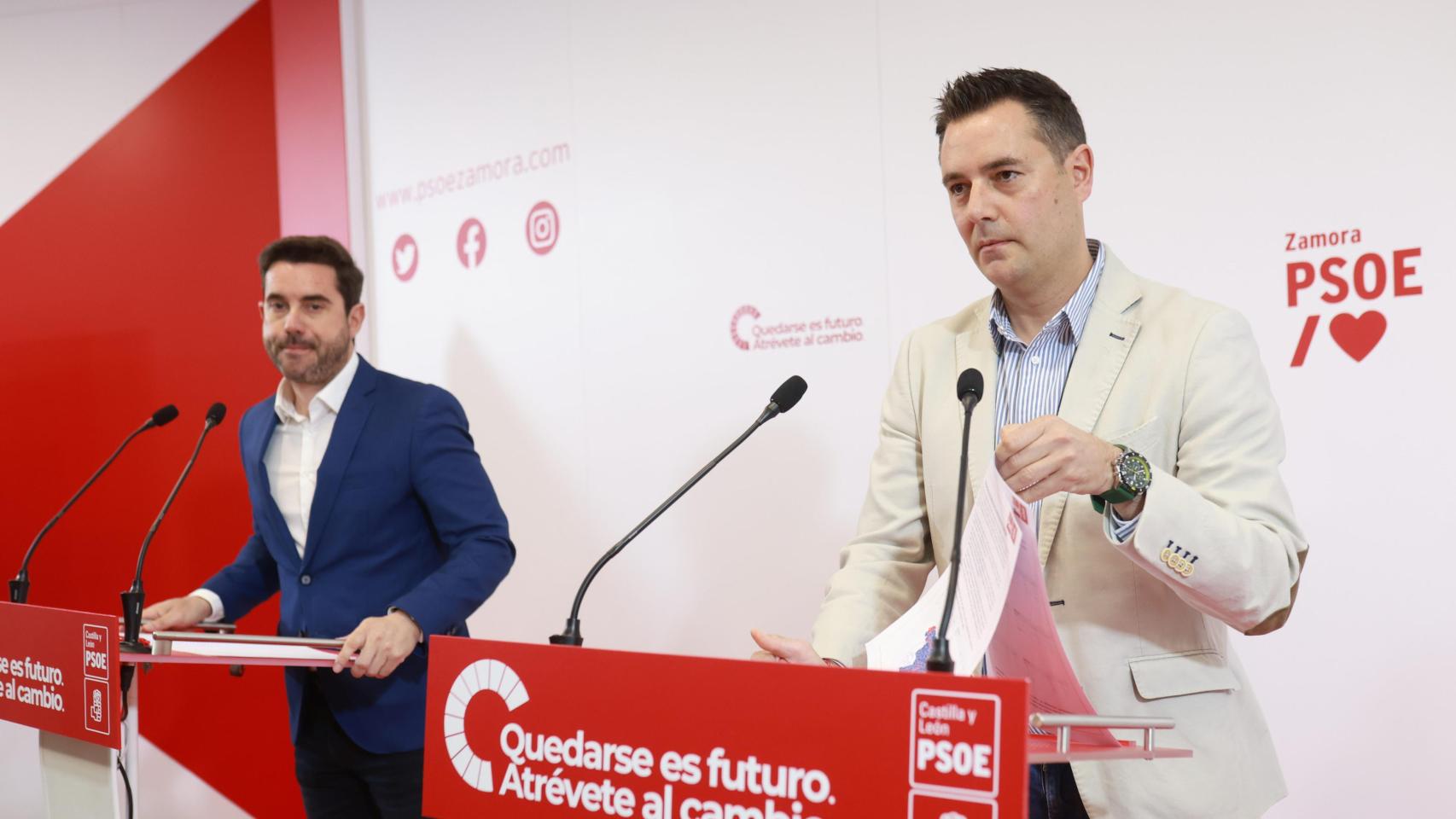El secretario general del PSOE de Zamora, Antidio Fagúndez, y el secretario de Organización del PSOE de Castilla y León, Daniel de la Rosa, durante su intervención de este martes en Zamora