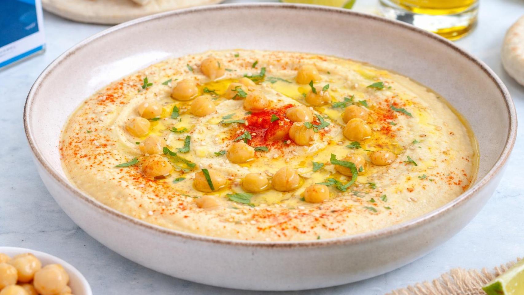Un plato de hummus con garbanzos de bote.