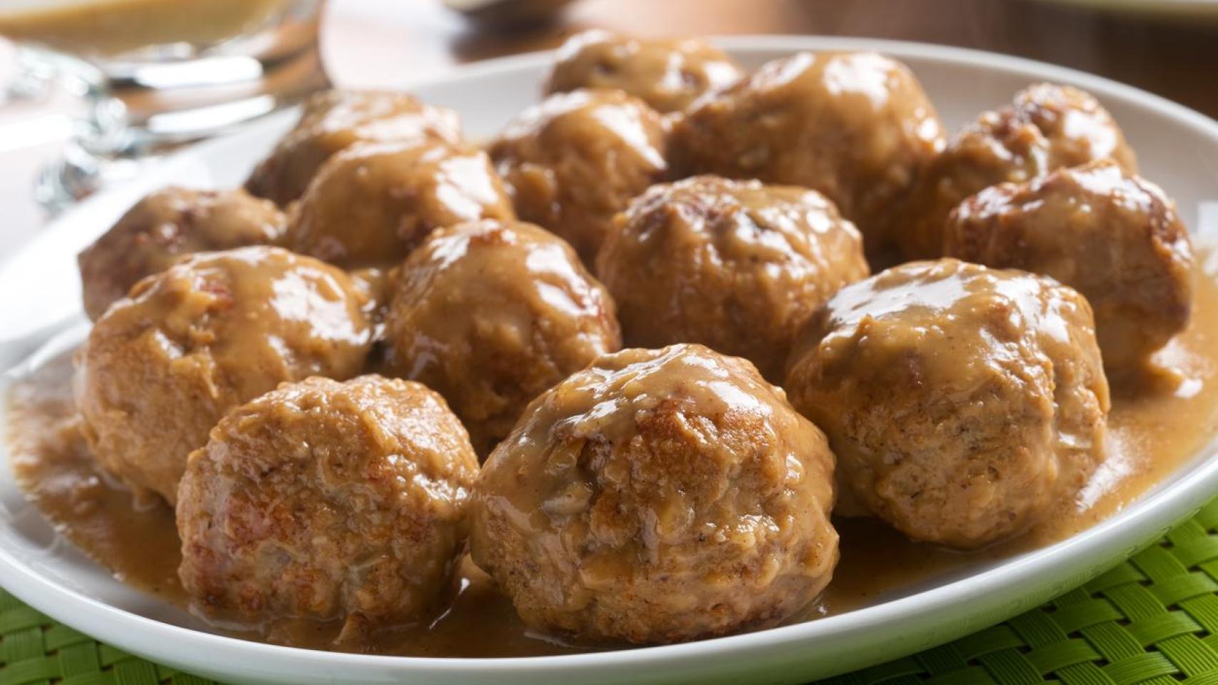 Un plato de albóndigas.